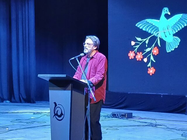 آنچه به ما قدرت می‌دهد تا سرمان را در دنیا بلند کنیم تکیه بر فرهنگ است